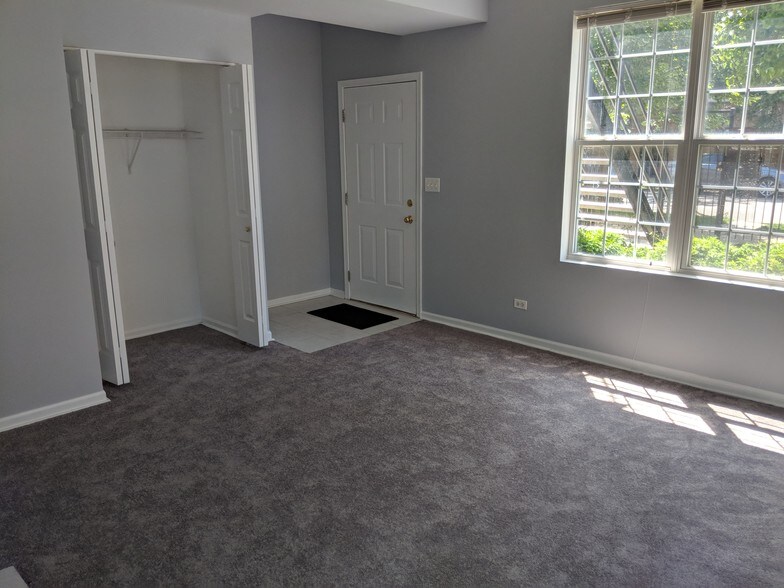 Living Room & Front Closet - 1457 N Rockwell St
