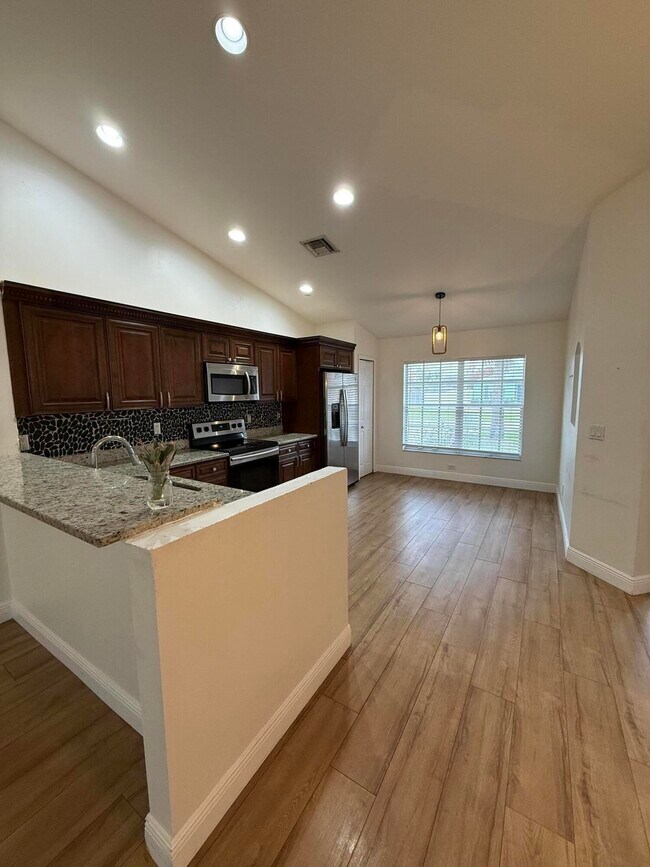 Building Photo - 249 NE Glentry Ave