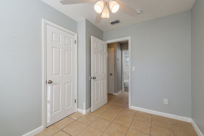 Building Photo - Renovated Home near the Beaches