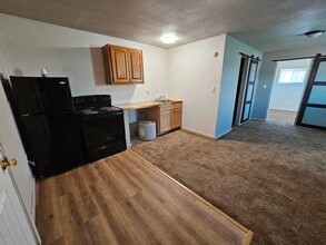 Building Photo - 1 Bdrm Efficiency with Utilities Paid