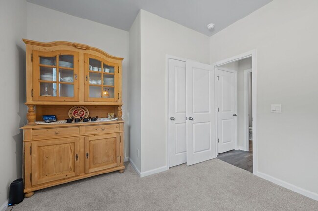 Building Photo - 322 Royal Eagle Ct