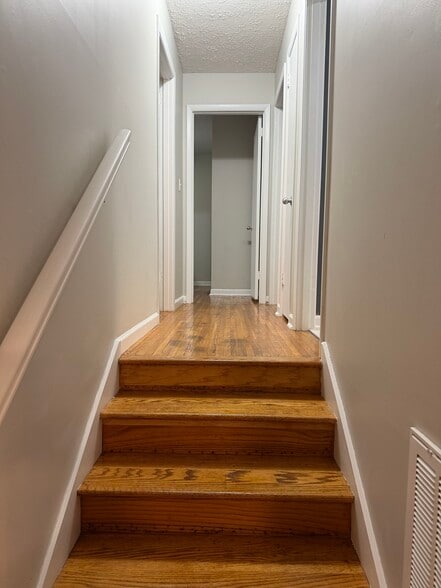 Building Photo - 401 Old Hopkinsville Hwy