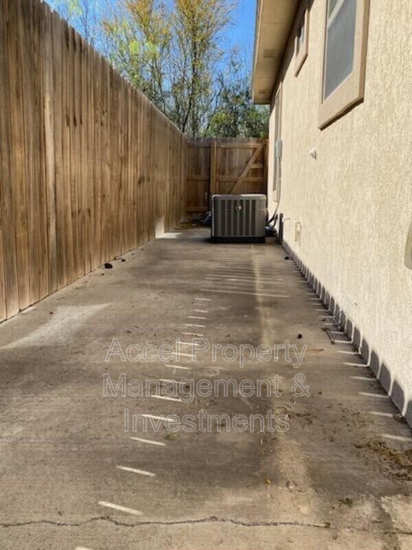 Building Photo - 1715 W Smith Dr