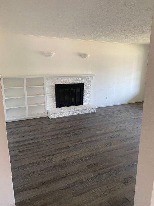 Building Photo - Great Single level home close to all your ...