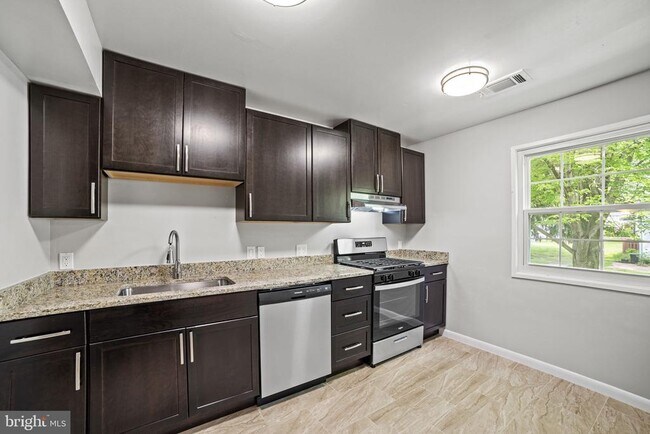 Building Photo - 9328 Humphries Dr