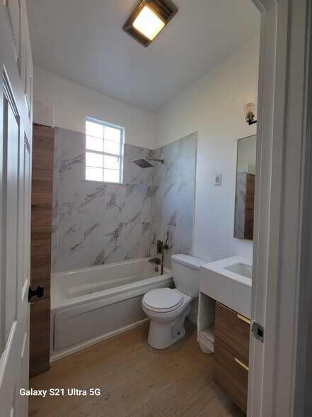 Bathroom - 2511 Banks St