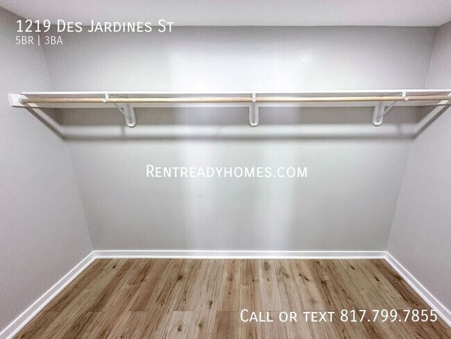 Building Photo - 1219 Des Jardines St