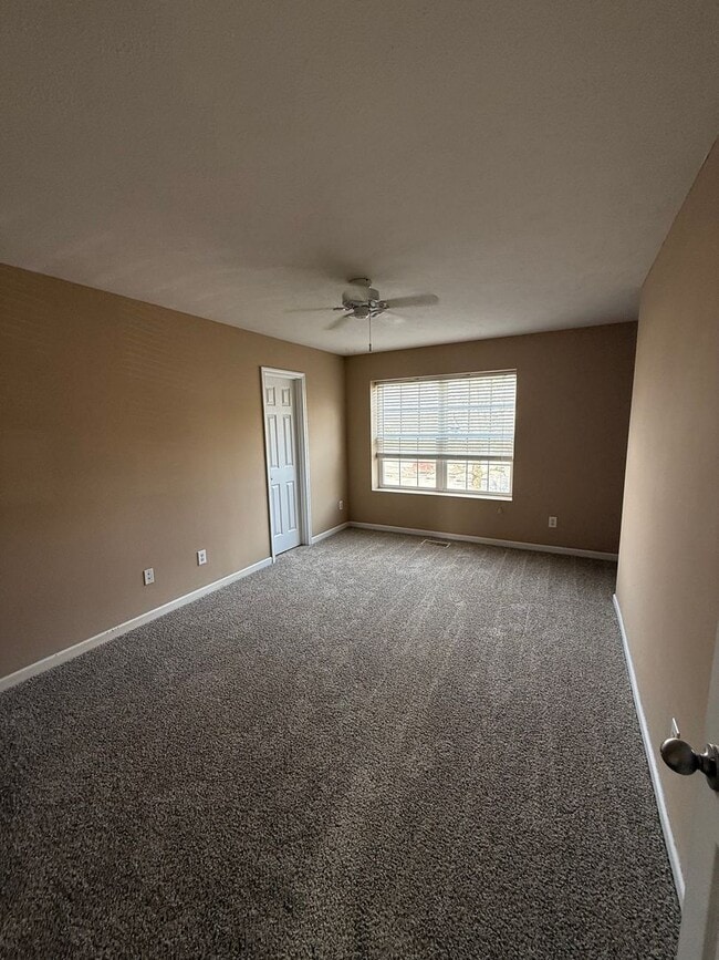 Building Photo - Roommate friendly floorplan minutes from downtown