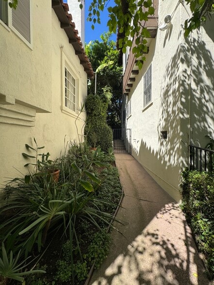 Building Photo - 10966 Strathmore Dr