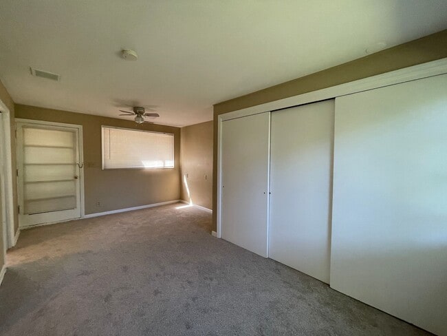 Building Photo - 1 Bedroom 1 Bath Unit in Grayslake!