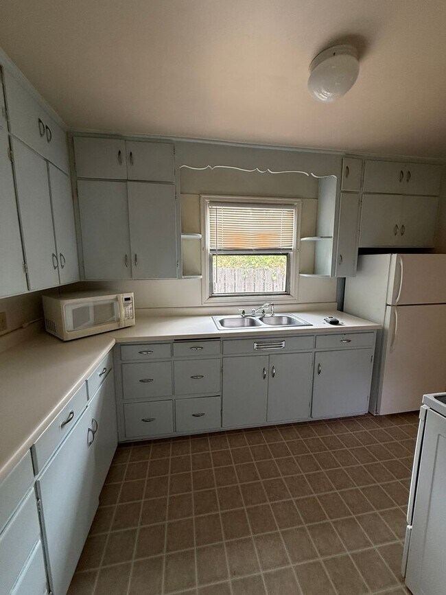Building Photo - Very Large 1 Bedroom 1 Bathroom Home Available Now