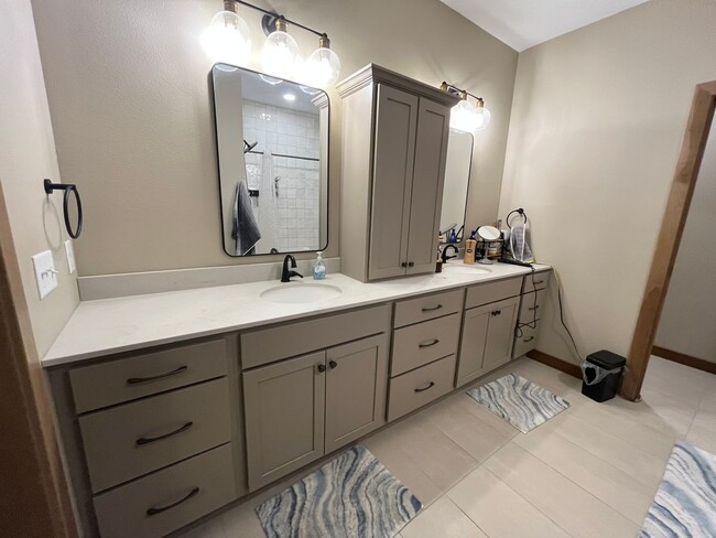 Building Photo - 5548 W Colonial Ct