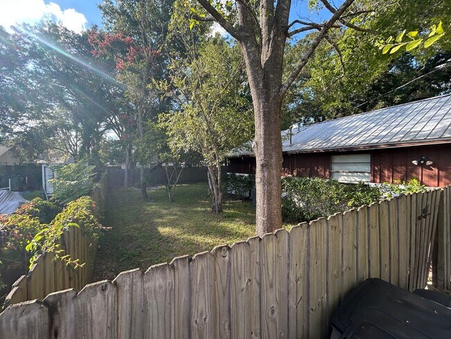 Building Photo - Spacious 3-Bedroom Home with Fenced Yard & Screened Porch in SE Ocala