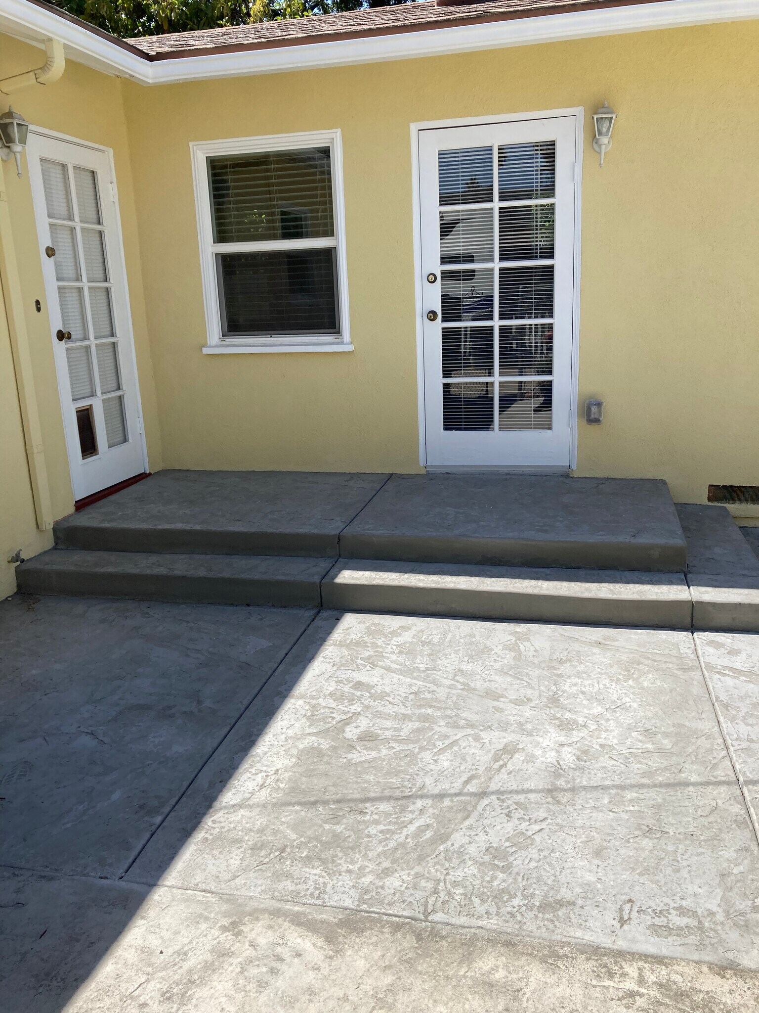 Laundry room and primary bedroom access to backyard - 4227 Edgewood Plz