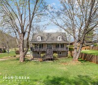 Building Photo - Charming East Asheville Mountain Retreat w...