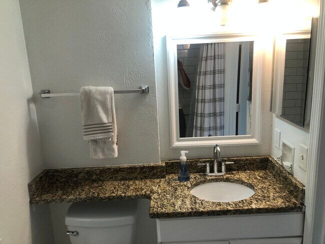 Building Photo - 4610 Lake Waterford Way