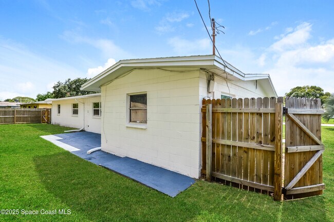 Building Photo - 980 Butia St