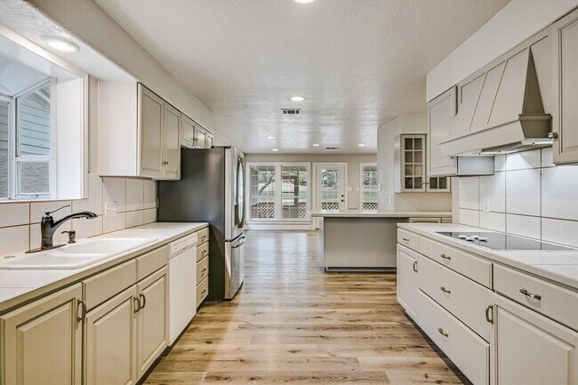 Building Photo - 11 Brookhollow Dr