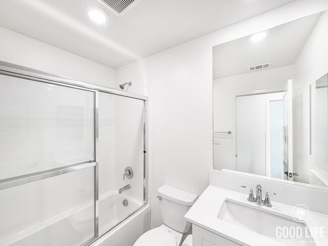 Building Photo - Stunning 3B/3BA Townhome in Oceanside!