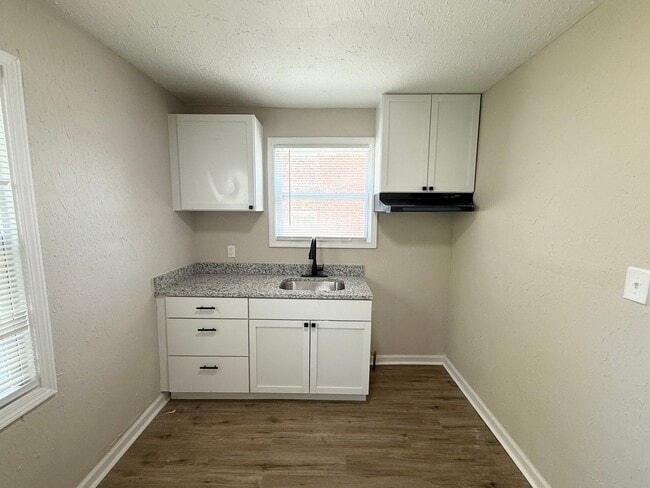 Building Photo - Renovated 2-Bedroom Home – We Welcome Sect...