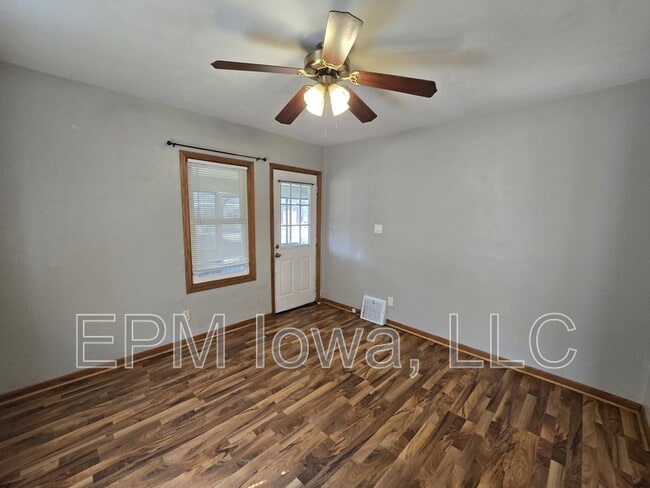 Building Photo - 422 Cutler St