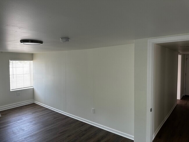 Building Photo - 10 W 33rd Pl