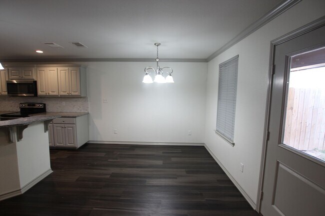 Building Photo - Beautiful 3 Bedroom 2 Bathroom Townhouse in South Tyler!