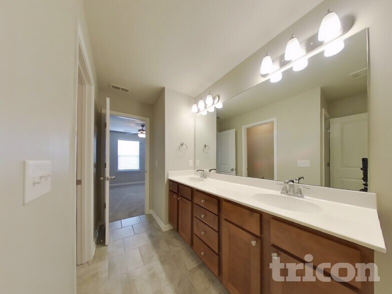 Building Photo - 202 Ashmere Ct