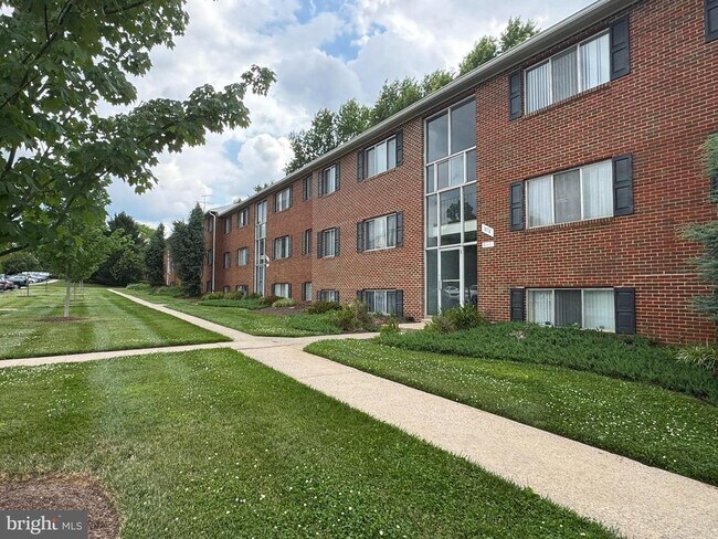 Building Photo - 3876 Shadywood Dr