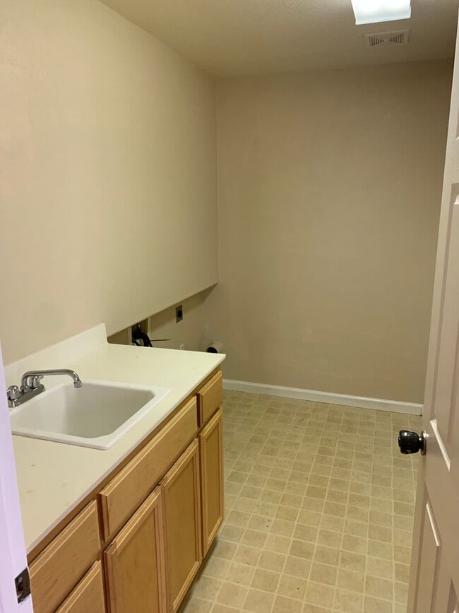 Building Photo - Beautiful 4 Bedroom, 2.5 Bath Mountain Hou...