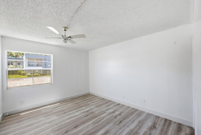 Building Photo - 452 Normandy Ln