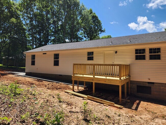 Building Photo - 180 Robertson Dr