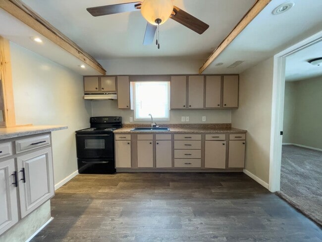 Building Photo - 2 Bedroom/ 1 Bathroom Home with Washer & Dryer Hook-ups! Large Deck! Nice Yard!