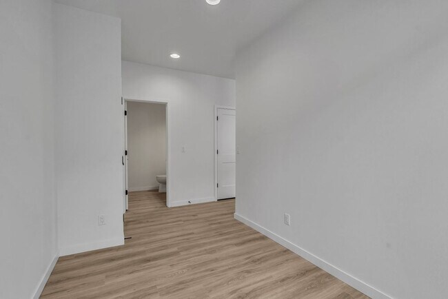 Building Photo - 5114 E Hope Ave