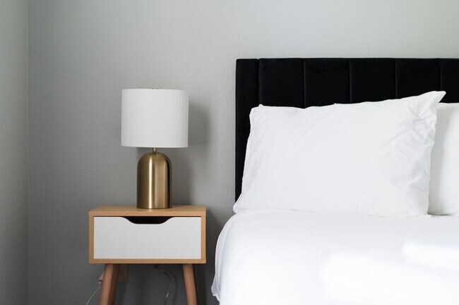 Building Photo - 2155 Shadowbrook Dr