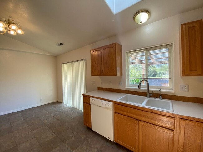 Building Photo - Charming Veneta Home!