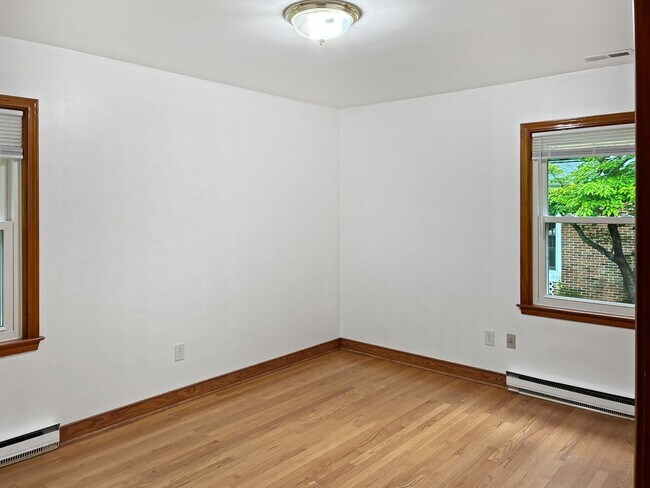 Building Photo - 3 Bed 1.5 Bath in North Chesterfield!