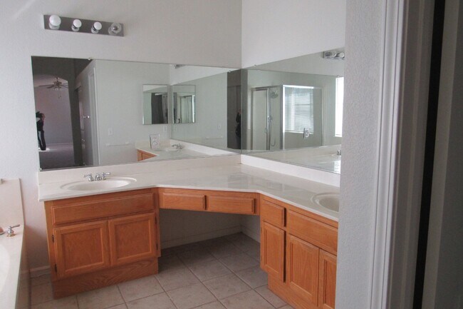 Building Photo - Beautiful 4 Bed/3 Bath Tracy Home with Pool and Fresh Paint