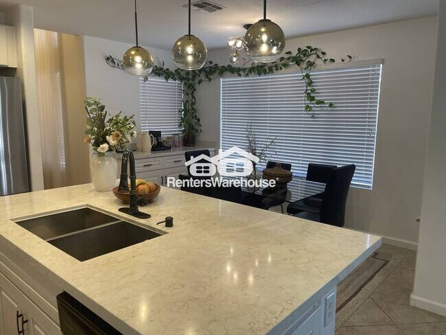 Building Photo - Hillcrest Beauty 4bed 3bath P00L Grass Bac...