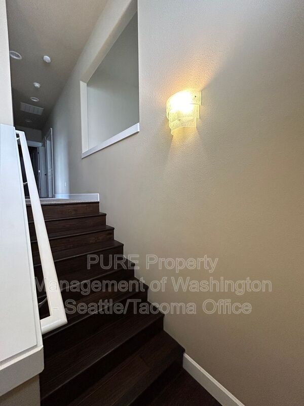Building Photo - 16801 140th Ave E