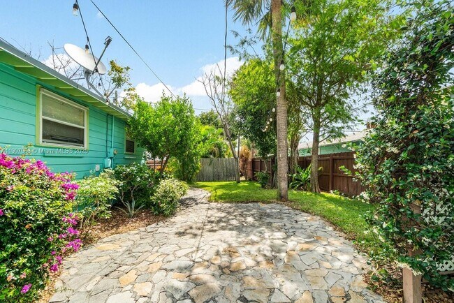 Building Photo - 416 S L St