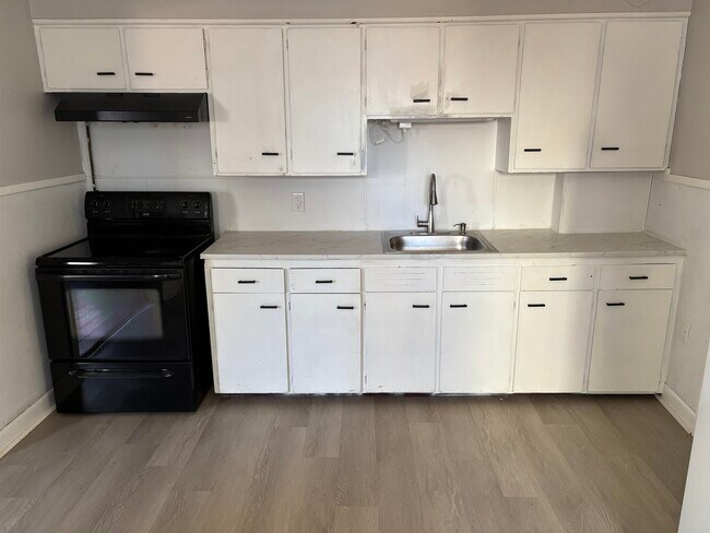 Building Photo - 42 Spruce St