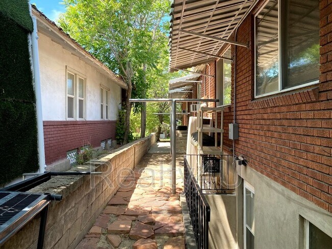 Building Photo - 1246 E Crystal Ave