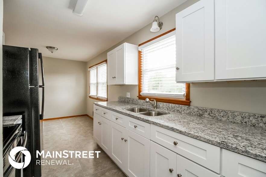 Building Photo - 2320 Embassy Ln