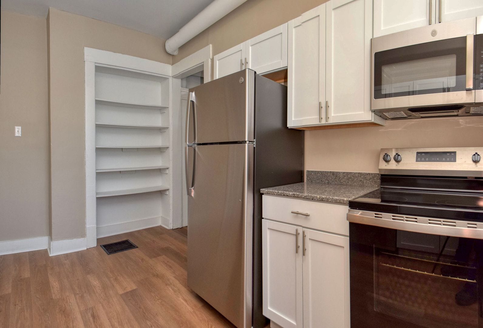 Building Photo - Newly Remodeled 3BR/1.5BA Townhome - Bates Hendricks