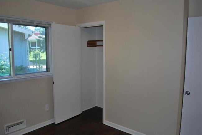 Building Photo - 2830 Hillhaven Ct SE
