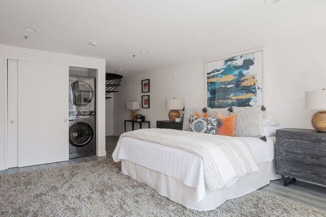 Building Photo - Stunning Two Bedroom Condo in Prime Neighborhood - Please Contact for Showing Availability!