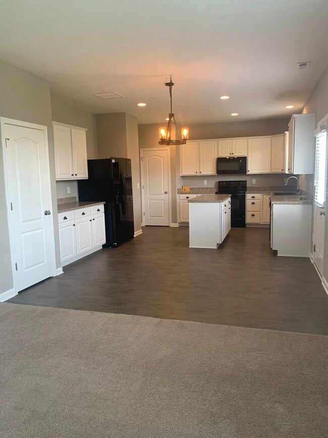 Building Photo - 3 Bedroom in Jeffersontown - Hanover Trace