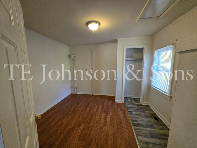 Building Photo - Charming 2 Bedroom with Front Porch