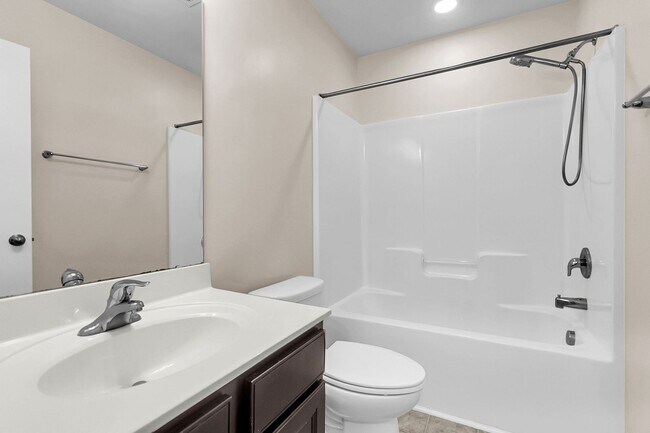 Building Photo - Convenient Location with Modern Amenities